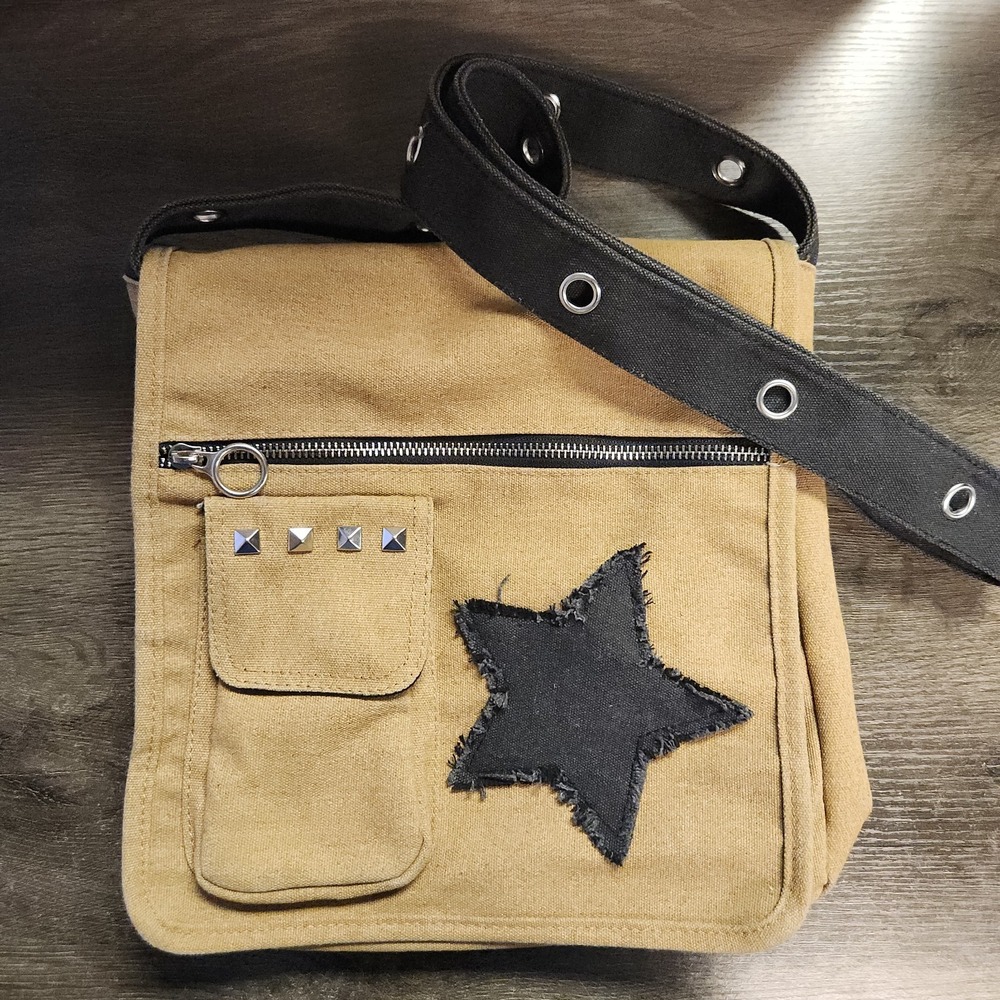 Hot Topic Women's Satchels Tan/Black Star Canvas Crossbody Messenger Bag Grunge